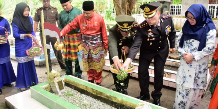 Sempena Hari Jadi ke-510 Bengkalis Tahun 2022, Wabup Ziarah Ke Makam Pahlawan