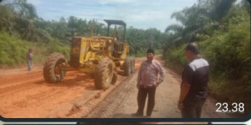 Memanfaatkan Dana Swadaya, Kades Suwarno Tinjau Perbaikan Jalan Desa Karya Mulia