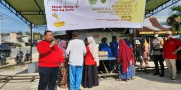 Gandeng Pemdes RTH, Bhabinkamtibmas Polsek Rambah Gelar Bazar Minyak Goreng Murah