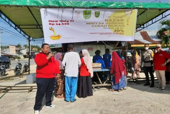 Gandeng Pemdes RTH, Bhabinkamtibmas Polsek Rambah Gelar Bazar Minyak Goreng Murah