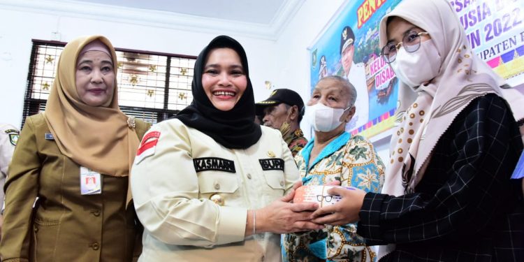 Bupati Kasmarni Serahkan Bansos untuk Mandau, Bathsol, Pinggir dan Talang Muandau
