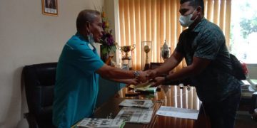 KONI Riau Serahkan Sagu Hati Bagi Atlet dan Pelatih Prestasi di Sea Games