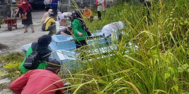 30 Pegawai Dinsos Riau Bersih-bersih Kuburan Umum Taman Bahagia