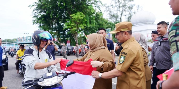 Sambut Kemerdekaan RI, Bupati Kasmarni Bagikan Bendera Merah Putih Kepada Masyarakat