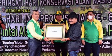 Pemkab Bengkalis Raih Peringkat Ke-III, Bupati Terima Piala Penghargaan Lomba Kota Bersih