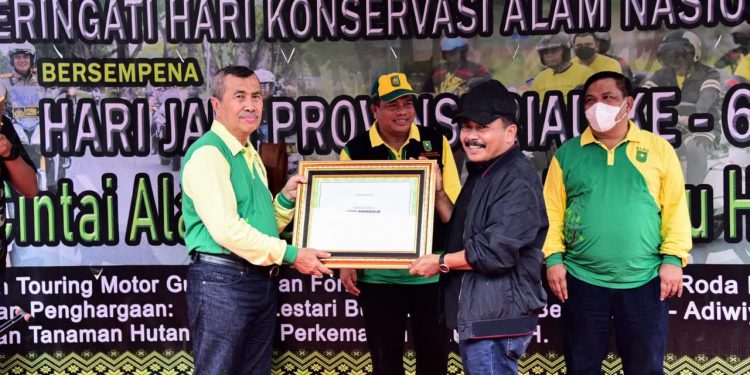 Pemkab Bengkalis Raih Peringkat Ke-III, Bupati Terima Piala Penghargaan Lomba Kota Bersih