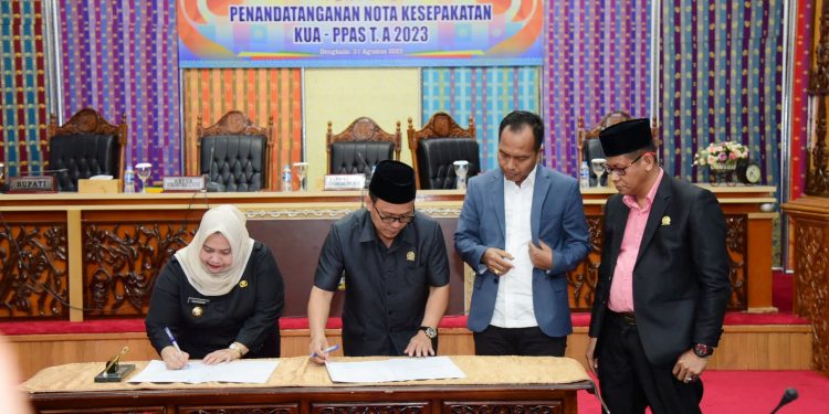 Bupati Kasmarni Bersama Ketua DPRD Bengkalis Teken Nota Kesepakatan MoU KUA-PPAS 2023