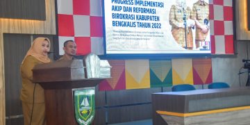 Rapat Evaluasi Tim PAN-RB, Bupati Kasmarni Sampaikan Sejumlah Program Unggulan Daerah