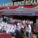 Dipimpin Bupati Sukiman, Pemkab Rohul Laksanakan Upacara Peringatan HUT Ke-77 RI, Bagikan 10 Ribu Bendera