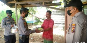 Jumat Berkah, Kapolsek Rambah Samo Antarkan Sembako Untuk Warga