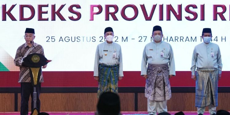 Disaksikan Wapres RI, Gubri Syamsuar Dilantik Sebagai Ketua KDEKS Riau