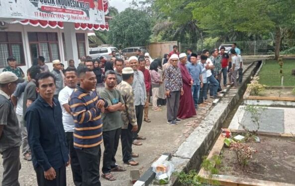 Seribuan Warga Sialang Jaya Minta Datangi Kantor Camat Rambah, Minta Kejelasan Kasus Mantan Kades