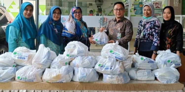 Jamsostek Duri Bagikan Puluhan Sembako Gratis Untuk Perusahaan Tertib Administrasi