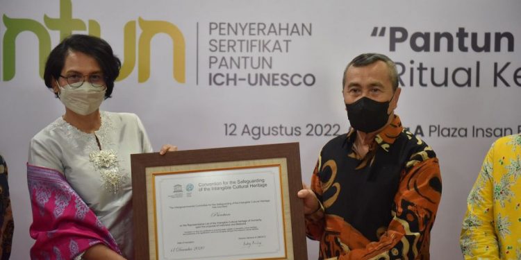 Gubri Resmi Terima Sertifikat Pantun dari UNESCO