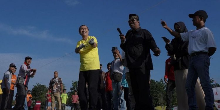 Festival Layangan Kuau Resmi Digelar, Gubri Ikut Serta Tarik Layangan