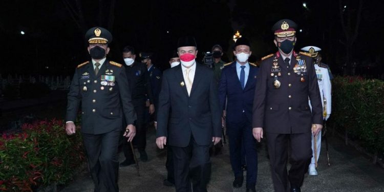 HUT Ke-77 RI, Gubernur Riau Lakukan Apel Kehormatan dan Renungan Suci