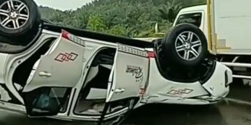 Tabrak Pembatas Jalan, Mobil Fortuner Plat Kuning Terbalik di Tol Pekanbaru-Dumai