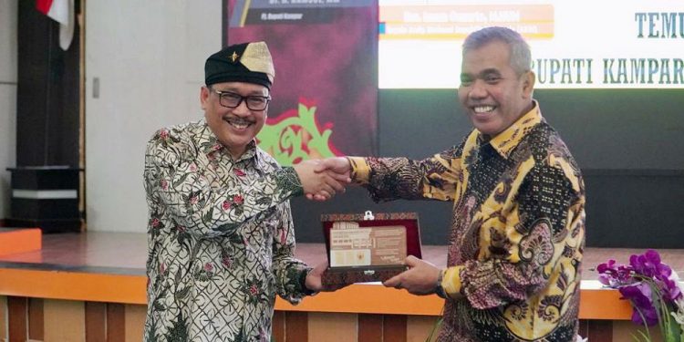 Kepala Arsip Nasional Serahkan Buku Citra Arsip Kampar Kepada Pj Bupati Kampar