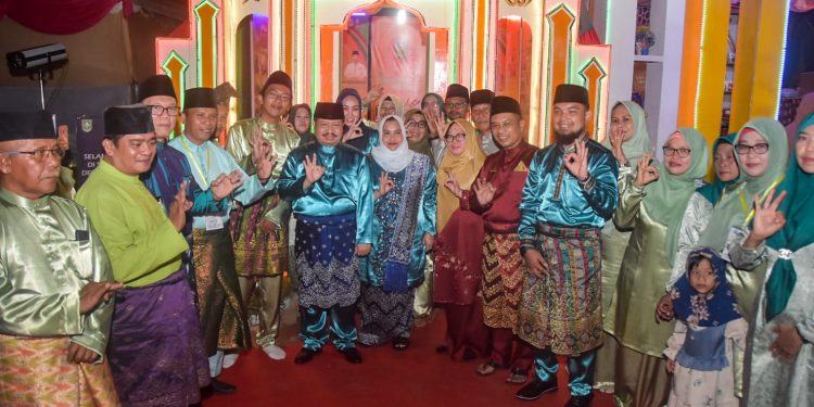 Meriahkan MTQ Bathin Solapan, Bupati Kasmarni Resmikan Stand Bazar