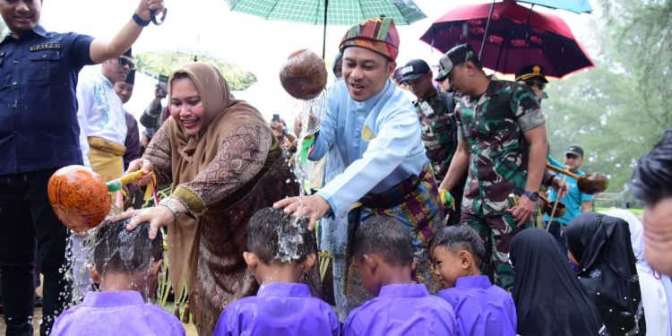 Bupati Kasmarni  Resmikan Festival Budaya Andalan Ritual Mandi Safar Rupat Utara