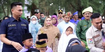Bupati Kasmarni Apresiasi Pelestarian Budaya Lokal, lewat Budaya Mandi Safar