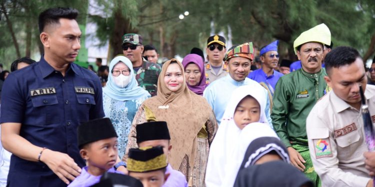 Bupati Kasmarni Apresiasi Pelestarian Budaya Lokal, lewat Budaya Mandi Safar