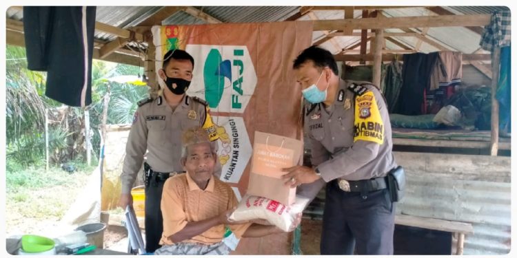 Jumat Berkah, Kapolsek Kuantan Mudik Antarkan Sembako Untuk Lansia