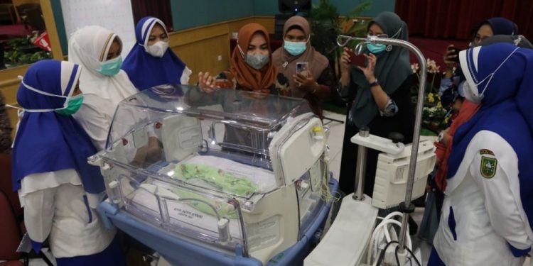 Antisipasi Kematian Pada Bayi, RSUD Arifin Achmad Latih Tenaga Kesehatan
