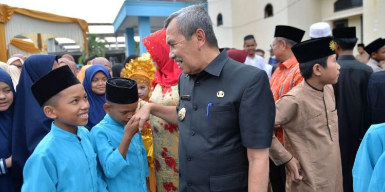 Gubernur Syamsuar Salurkan Bansos Rp 24,1 Milyar untuk 85 Panti di Riau
