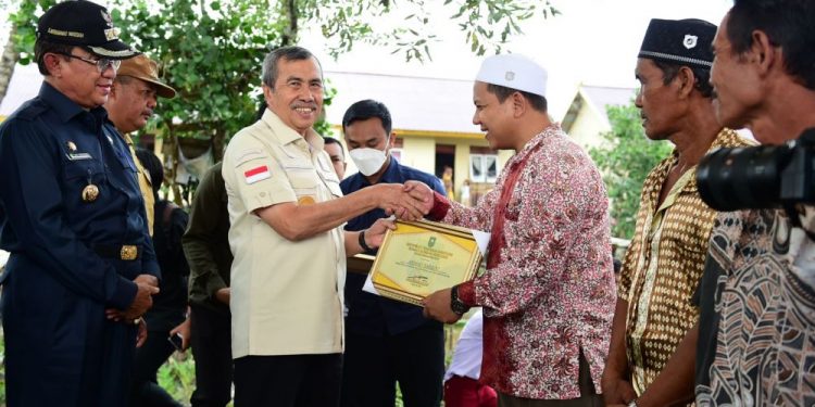 Kunjungi Inhil, Gubri Serahkan Bantuan Rumah Layak Huni Korban Longsor
