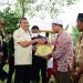 Kunjungi Inhil, Gubri Serahkan Bantuan Rumah Layak Huni Korban Longsor
