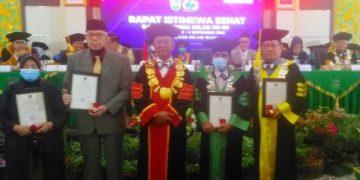 Milad ke-60, UIR Berikan Pin  Emas Kepada Empat Mantan Rektor