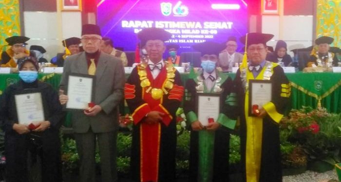 Milad ke-60, UIR Berikan Pin  Emas Kepada Empat Mantan Rektor