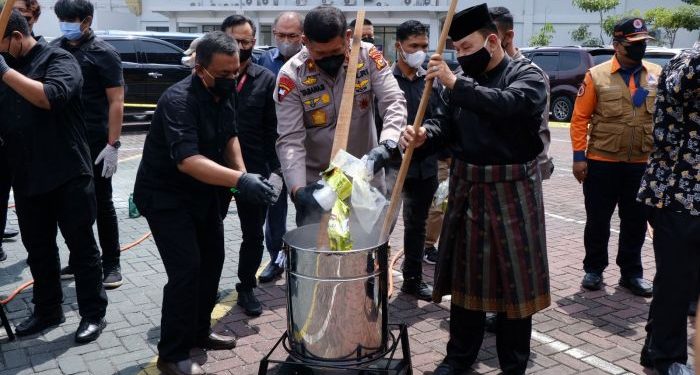 Polda Riau Musnahkan 243 Kg Sabu dan 405.527 Butir Ekstasi dari Jaringan Internasional