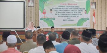 Kunker Ke Rupat, Bupati Bengkalis Serahkan SK Kepada Mubaligh