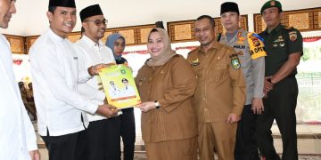 Bupati Kasmarni Serahkan 134 SK Kepada Penyuluh Agama Islam