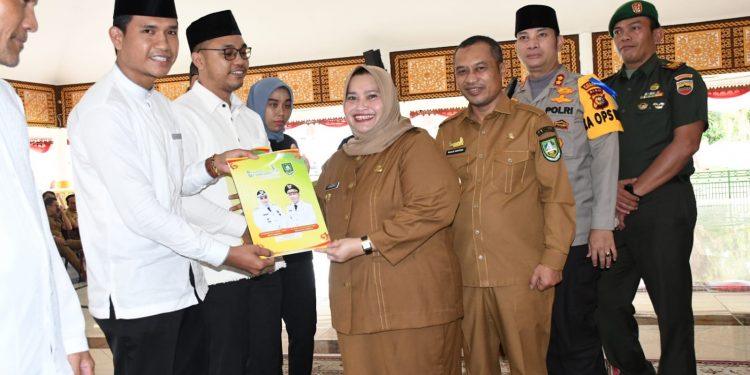 Bupati Kasmarni Serahkan 134 SK Kepada Penyuluh Agama Islam