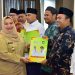 Program Satu Dai Satu Desa, Bupati Kasmarni Serahkan SK Kepada 106 Mubaligh