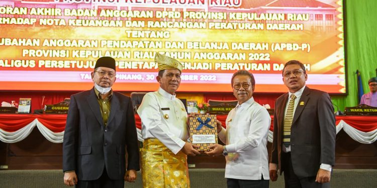 DPRD Kepri Gelar Rapat Paripurna Raperda  APBD-P Kepri Tahun 2022 Resmi Disahkan