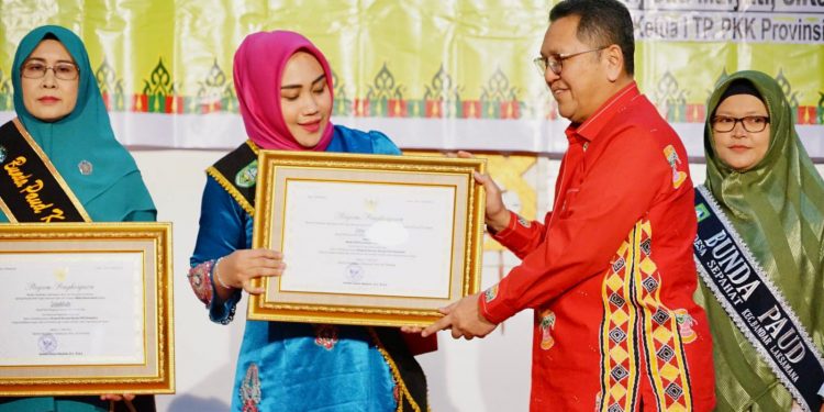Raih Teladan III Bunda PAUD Nasional, Dewi Asdinar Harumkan Nama Riau ke Kancah Nasional
