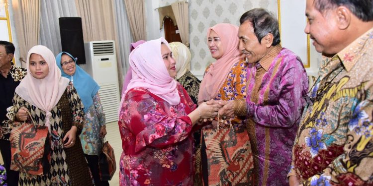 Silaturahmi dengan PWRI Riau, Bupati Kasmarni Minta Tunjuk Ajar