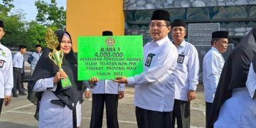 Kakanwil Kemenag Riau Beri Penghargaan Penyuluh Agama Islam Teladan 2022