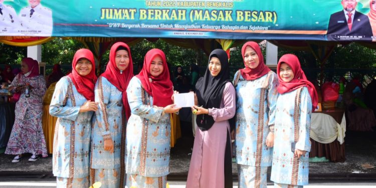 Semarakkan HUT Ke-23, DWP Gelar Masak Besar Jum’at Berkah dan Bagikan 700 Paket Makanan