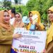 Bupati Kasmarni Serahkan Penghargaan Kepada Tenaga Kesehatan Teladan dan Juara PHBS Tatanan Sekolah