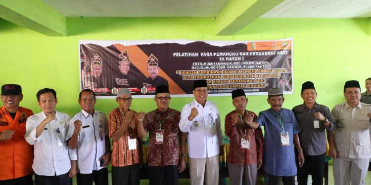 Plt Bupati Suhardiman Amby Pemerintah Komit Sejahterakan Pemangku Adat
