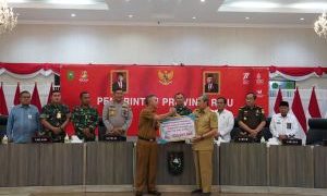 Disaksikan Forkopimda, Gubri Serahkan Bantuan Uang Sebesar Rp533 Juta Lebih Untuk Korban Gempa Cianjur