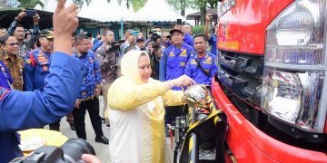Gelontorkan Dana APBD Rp 2,4 Miliar,  Mobil Damkar Baru diserahkan Bupati Kasmarni