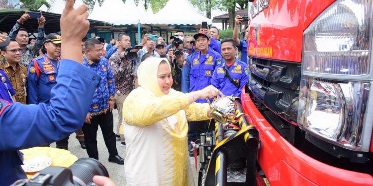 Gelontorkan Dana APBD Rp 2,4 Miliar, Mobil Damkar Baru diserahkan Bupati Kasmarni