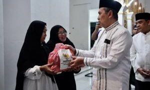 GSSB di Masjid Nurul Wathan, Gubernur Riau Salurkan 450 Paket Sembako