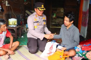 Kapolres Inhu Datangi Warga Suku Talang Mamak yang Diterkam Beruang